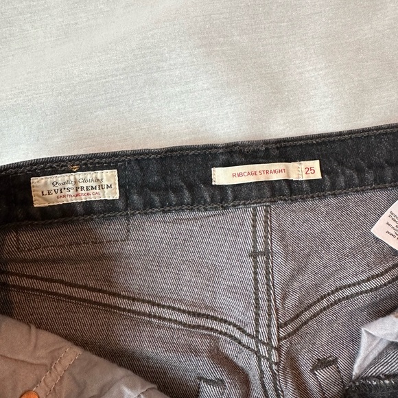 Levi’s Women’s Ribcage Straight Ankle Jean 25 x 27 Washed Black - Picture 3 of 6